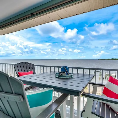 Waterfront Cedar Key Home - Steps To Beach!